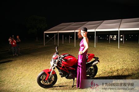 美麗的車模